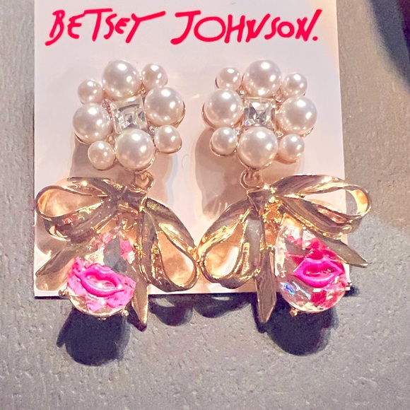 New BETSEY JOHNSON Pearly Bow Crystal Earrings - Picture 3 of 10